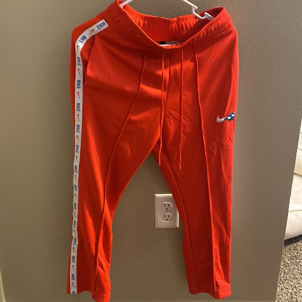 Hi! I am selling this red set from nike in a size small and has never been worn! - Picture 4 of 5